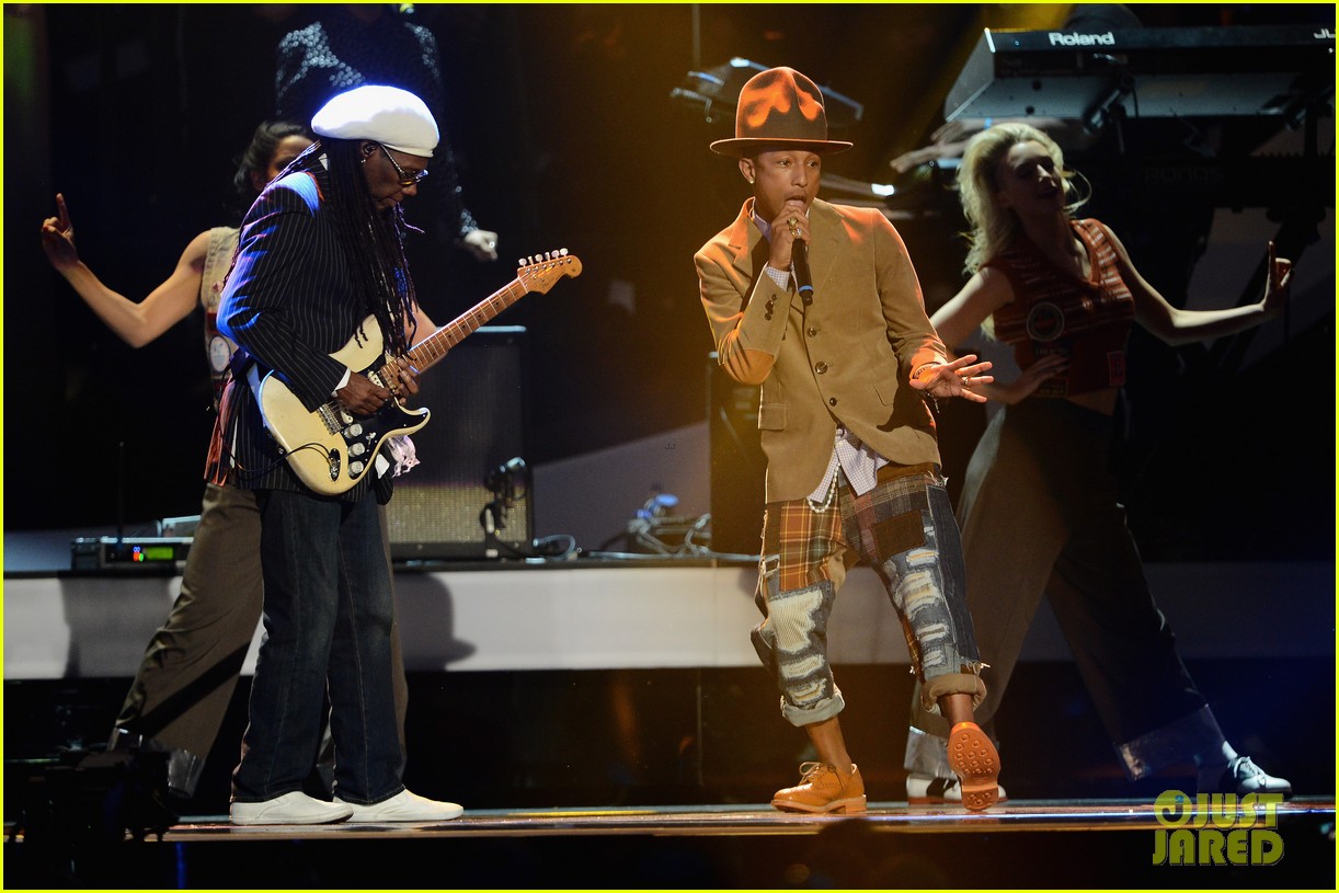 pharrell williams performs happy at brit awards 2014 video 05