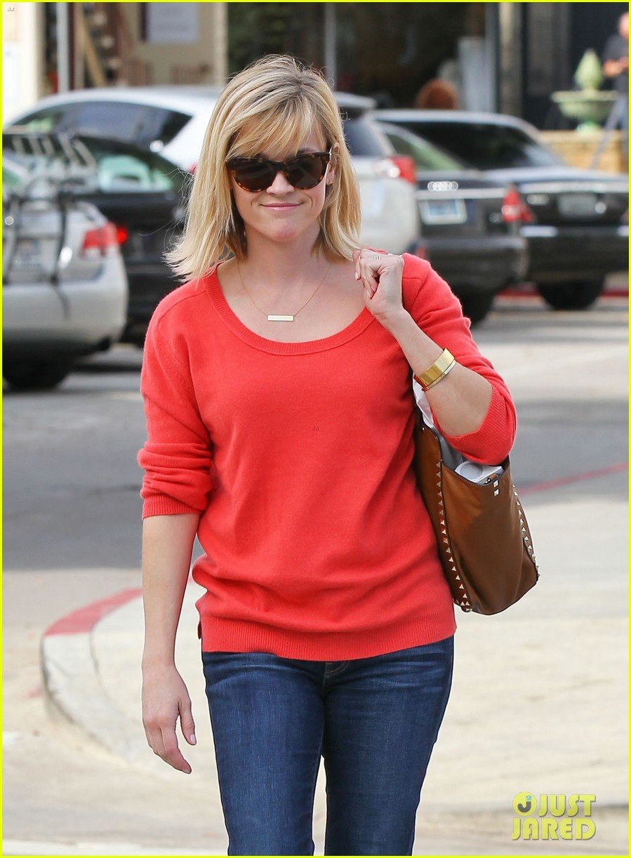 reese witherspoon lunches at le pain quotidien 013062232