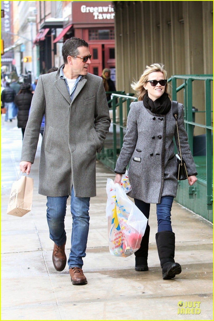 reese witherspoon jim toth matching couple on valentines day 133053684
