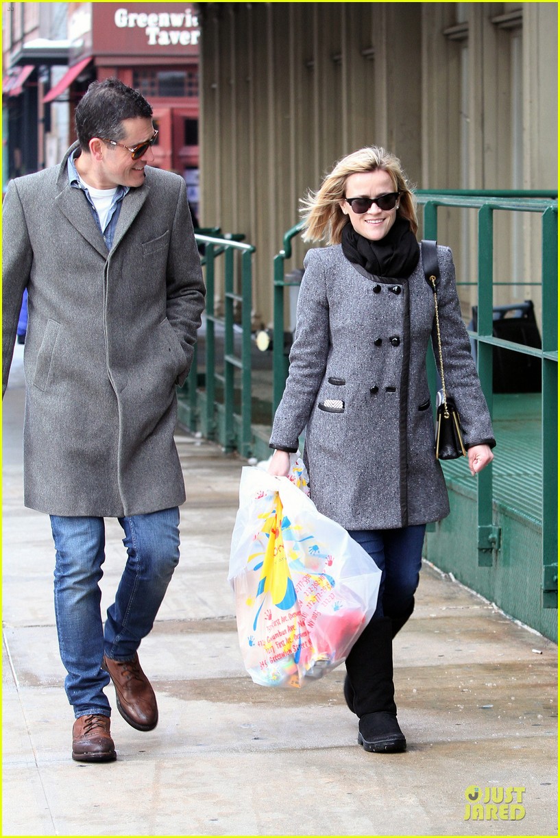 reese witherspoon jim toth matching couple on valentines day 17
