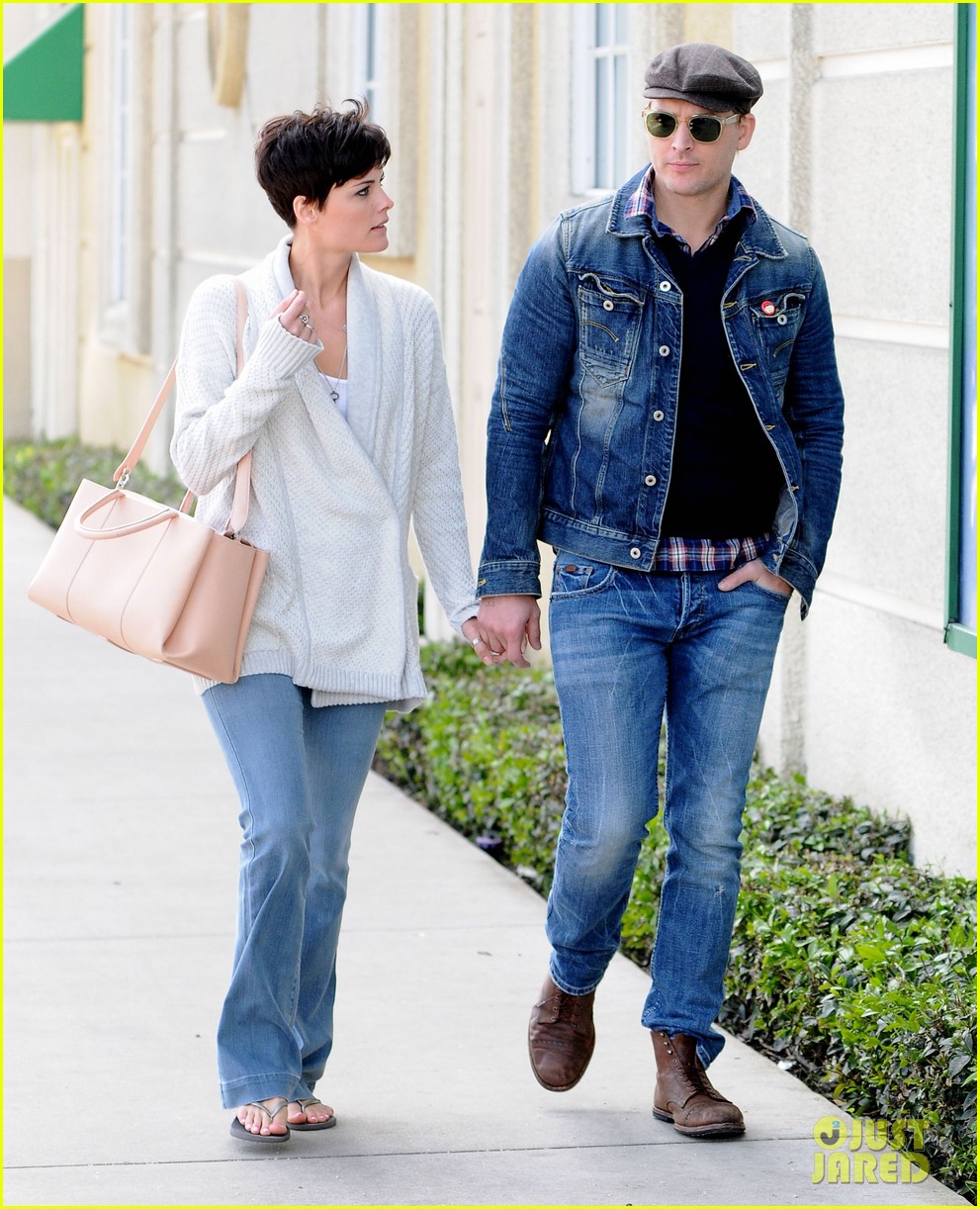 peter facinelli jaimie alexander hold hands look all lovey dovey together 043077019