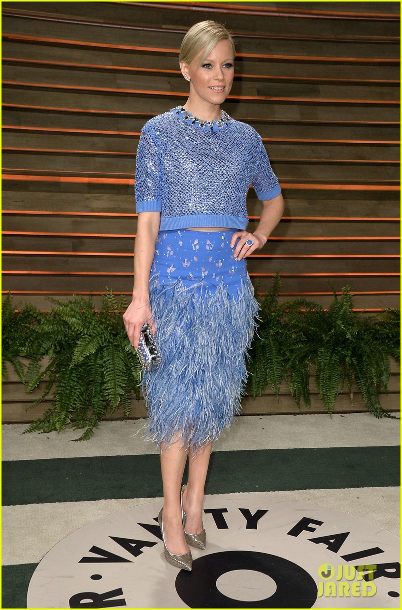 elizabeth banks shows off some skin in crop top at vanity fair oscars party 2014 053064408