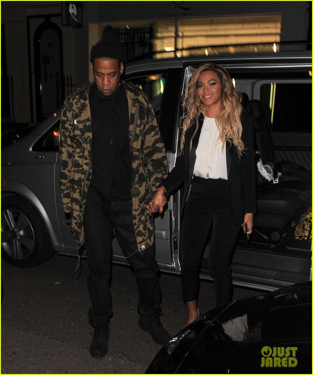 beyonce jay z hold hands after mrs carter show in london 013066722
