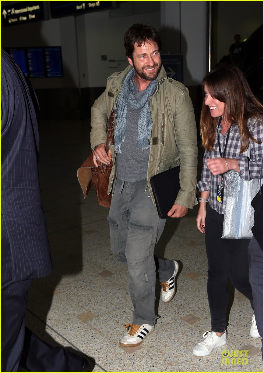 gerard butler is surrounded by security at sydney airport 08