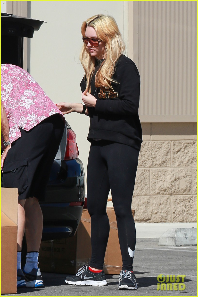 amanda bynes her parents pack up boxes at storage facility 12