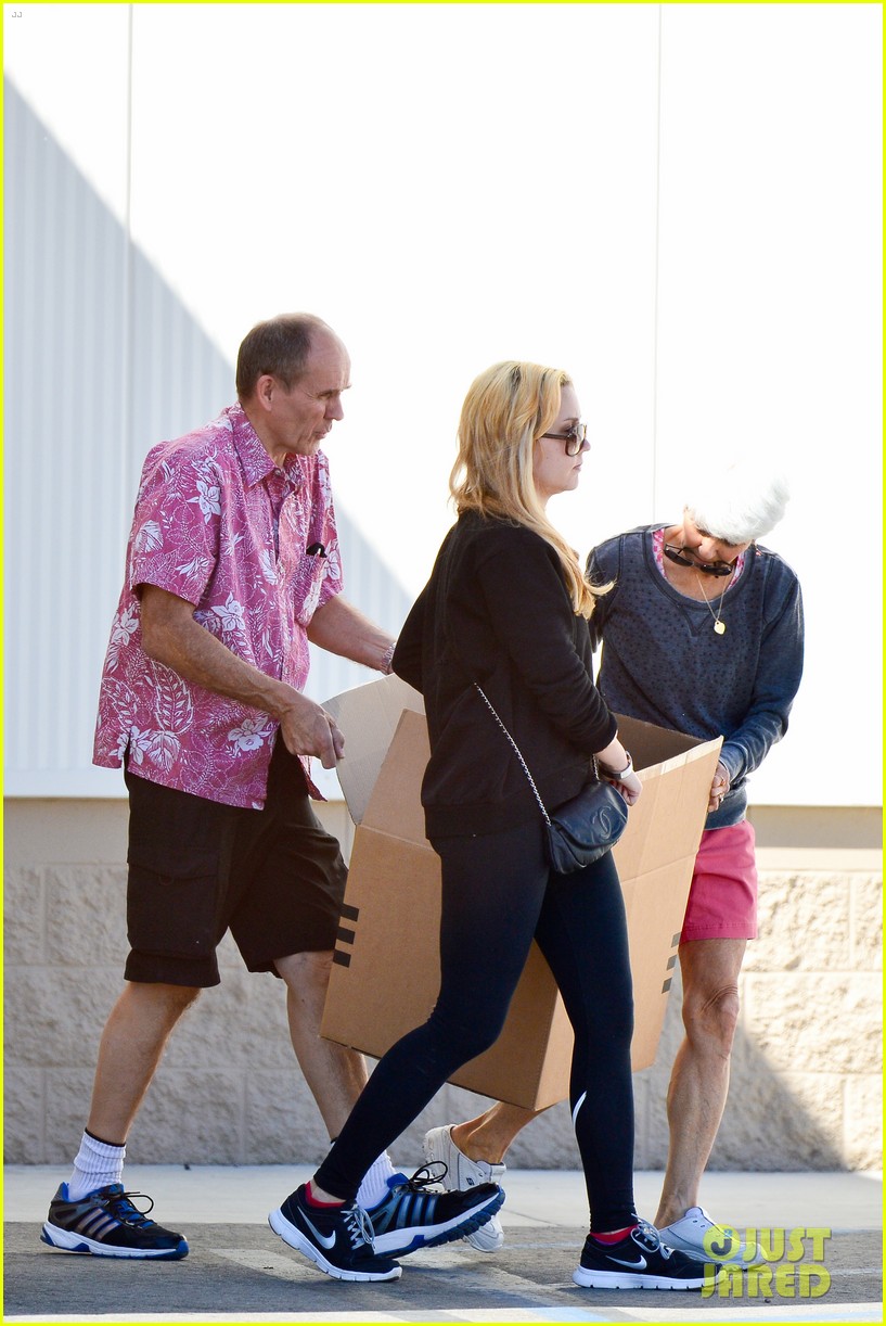 amanda bynes her parents pack up boxes at storage facility 21