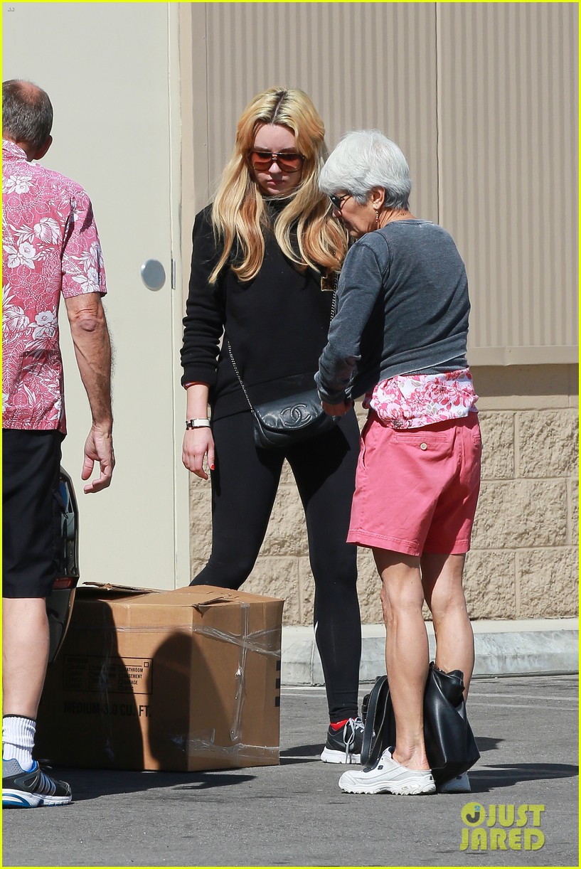 amanda bynes her parents pack up boxes at storage facility 303069052