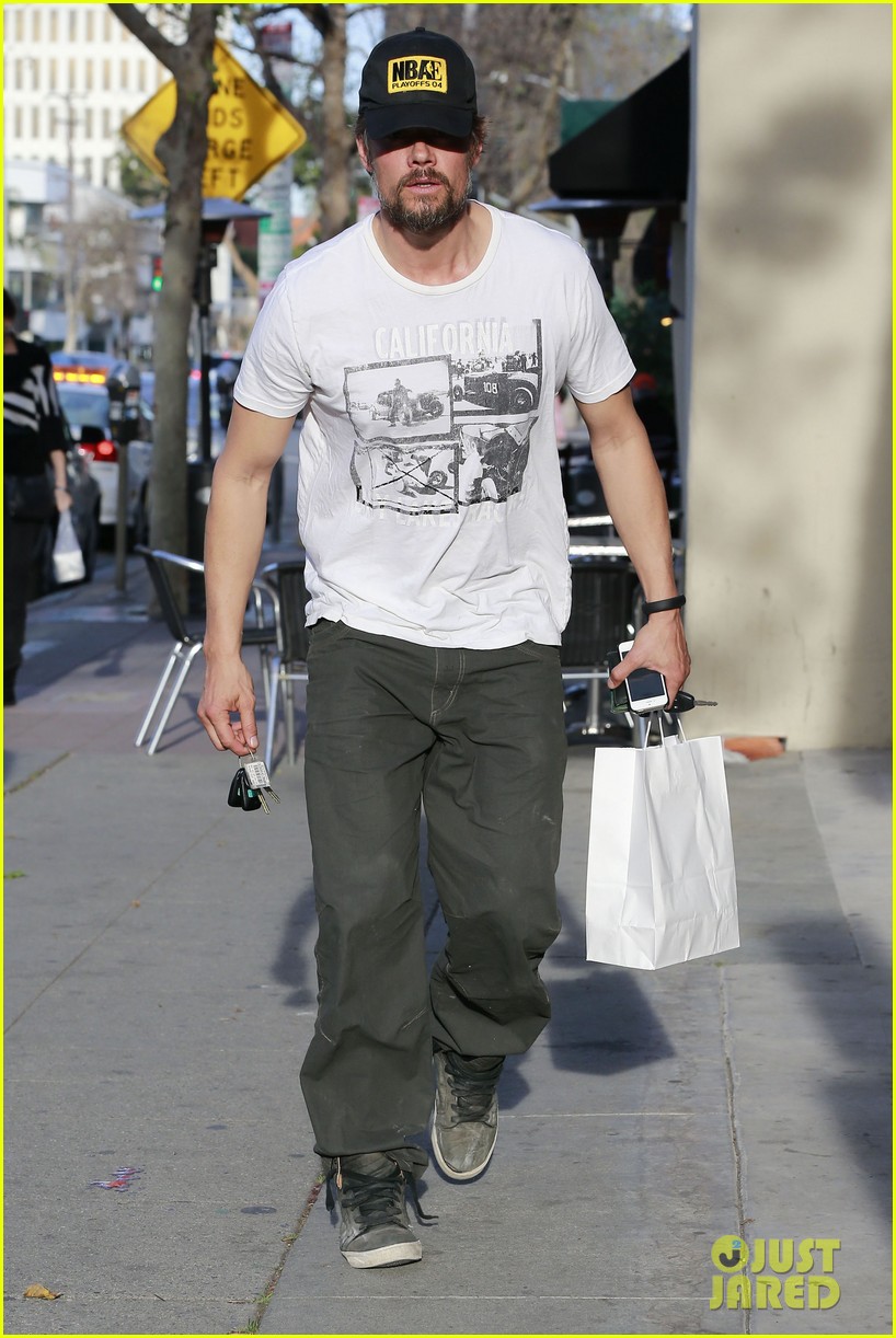 josh duhamel shows off his scruffy beard during shopping trip with fergie 01