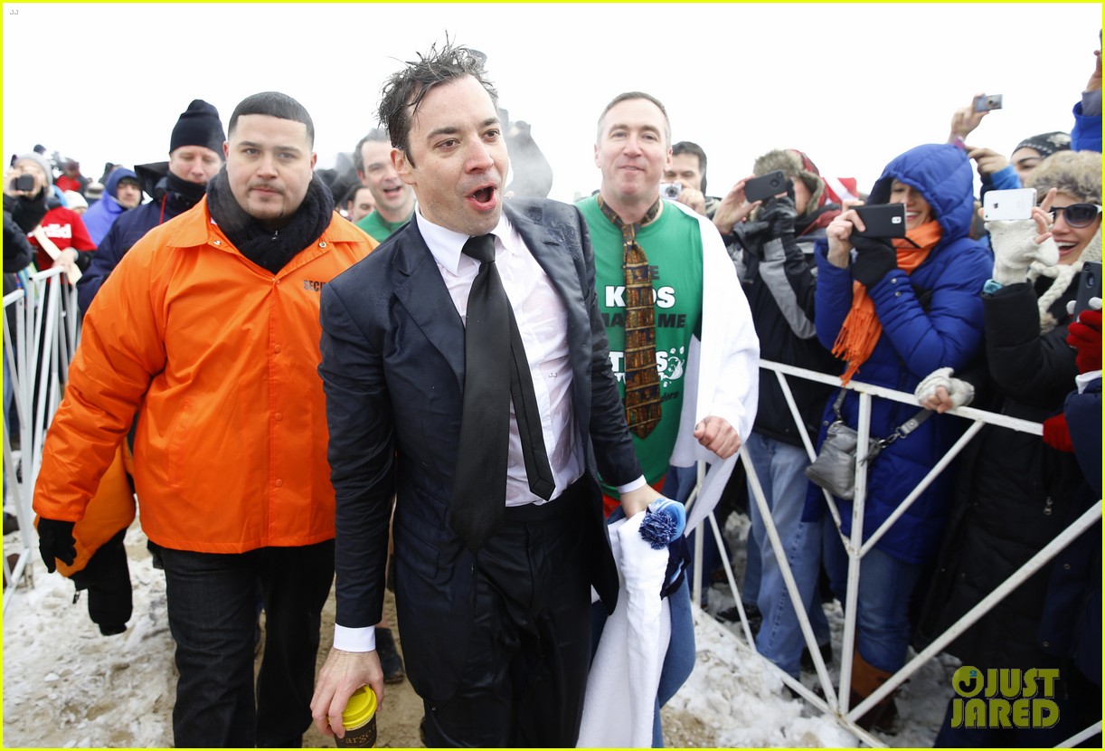 jimmy fallon takes the polar plunge in chicago 02