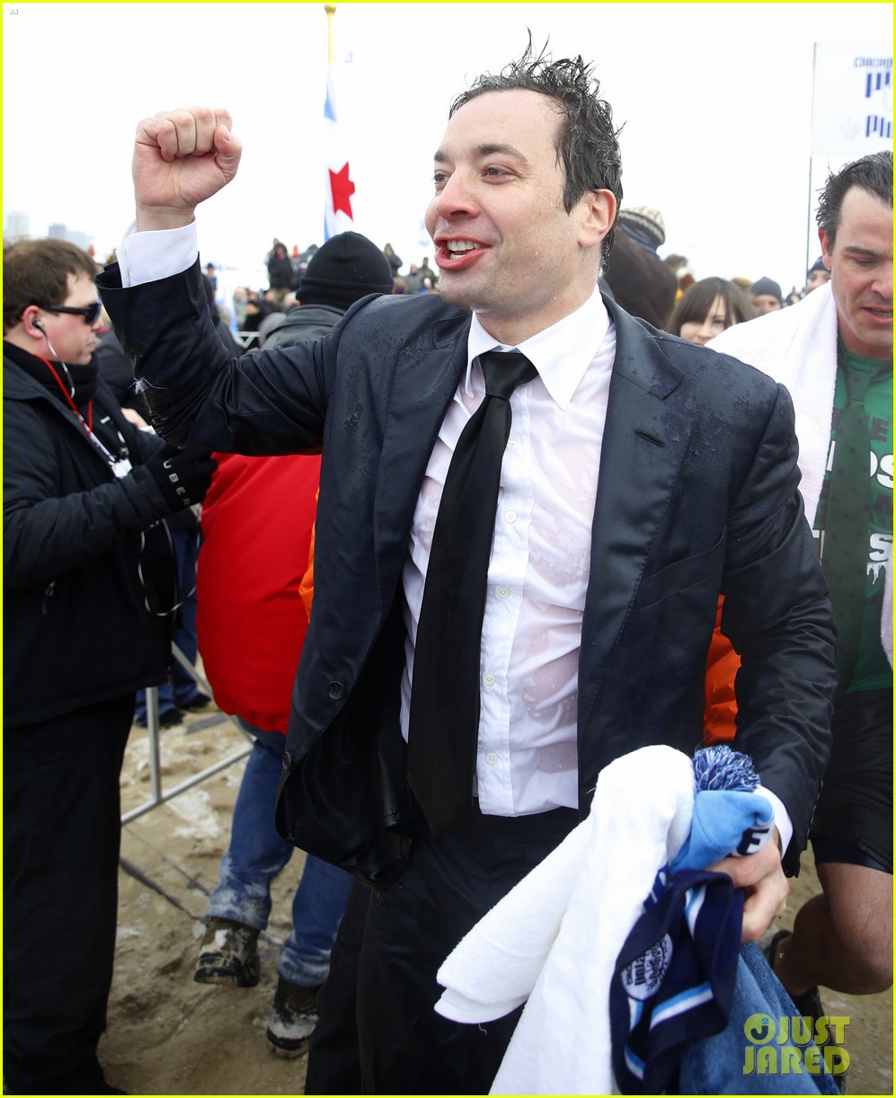 jimmy fallon takes the polar plunge in chicago 043065821