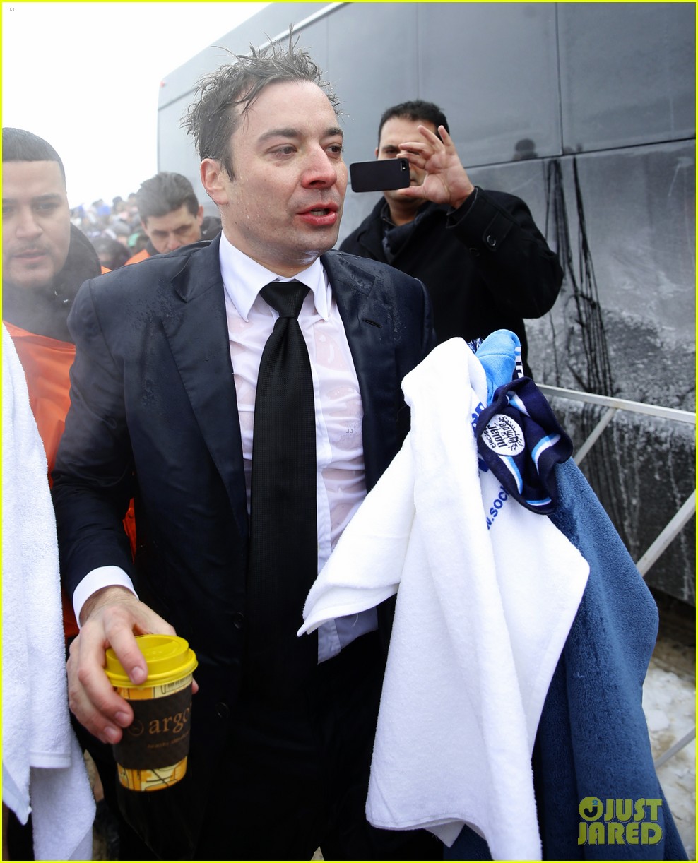 jimmy fallon takes the polar plunge in chicago 06