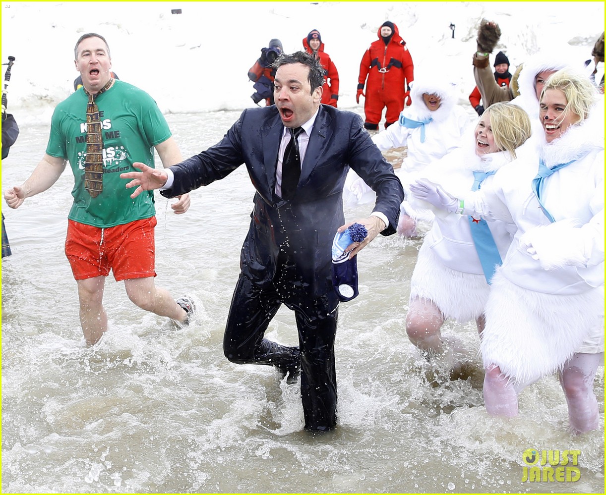 jimmy fallon takes the polar plunge in chicago 10