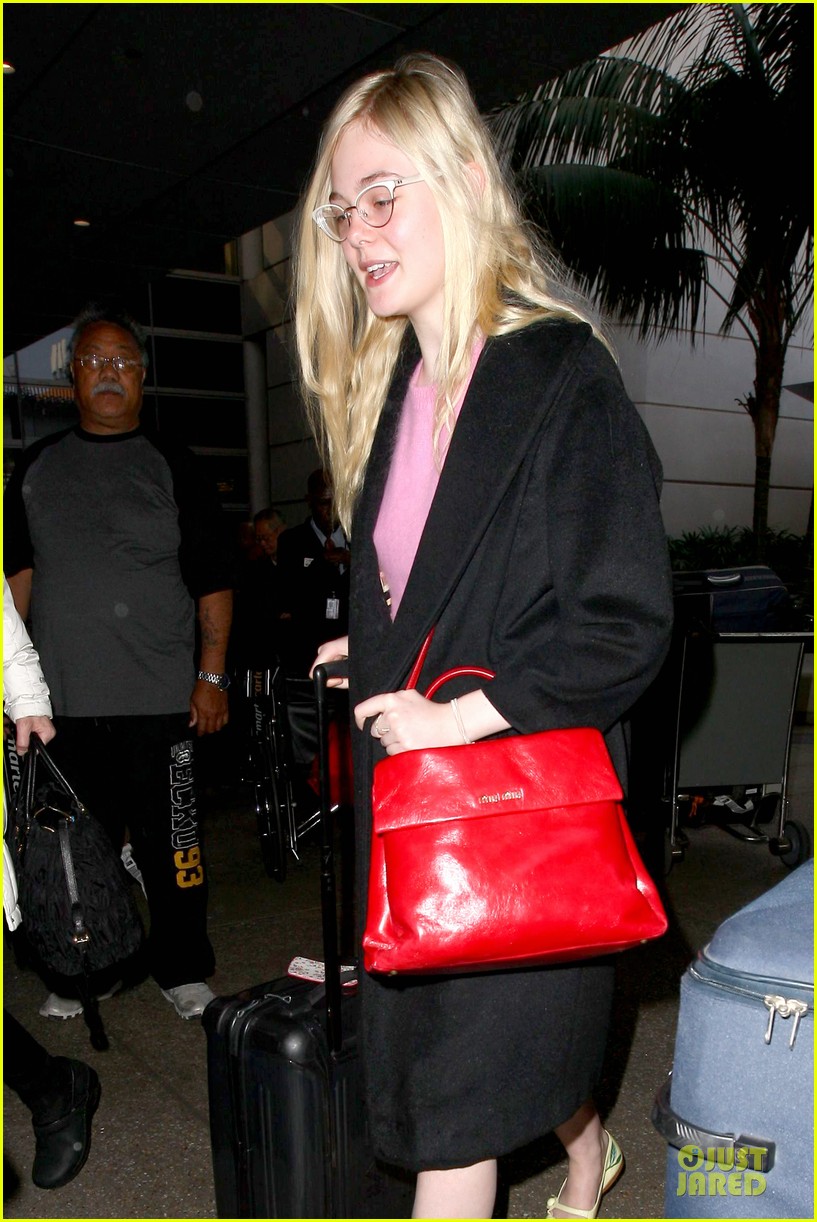 elle fanning blames schedule for not learning to drive 043068395