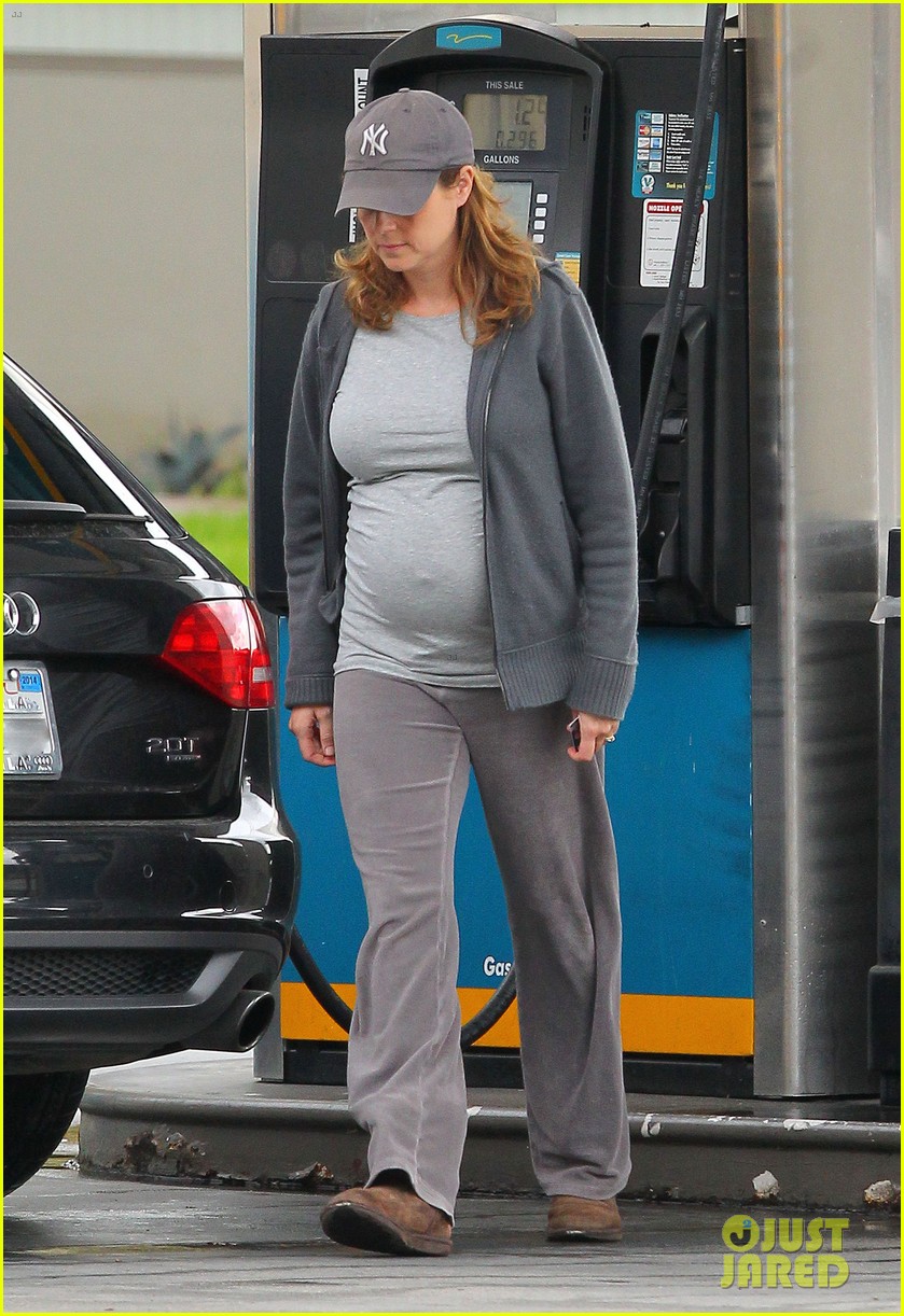 jenna fischer shows off her baby bump in l a 013065828