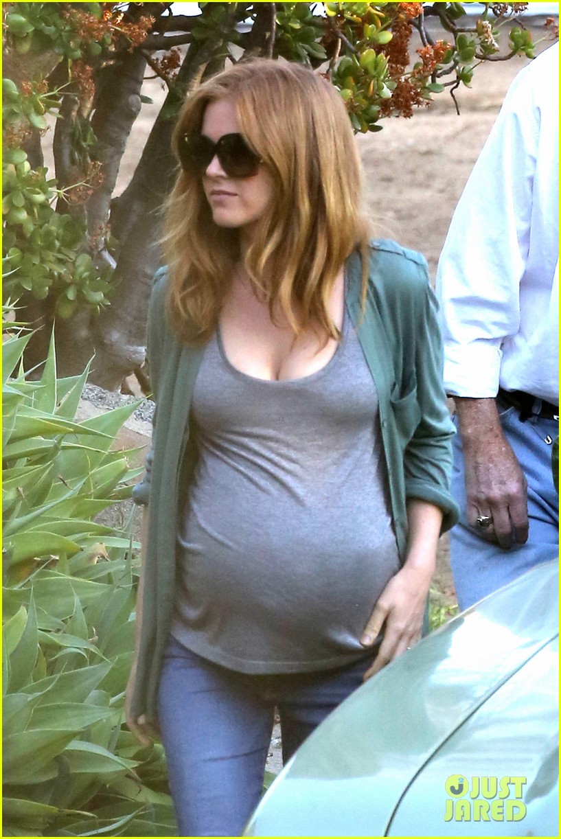 isla fisher is pregnant for her new movie visions 023071978