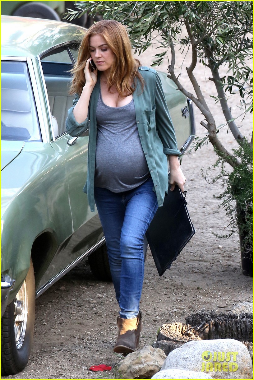 isla fisher is pregnant for her new movie visions 23