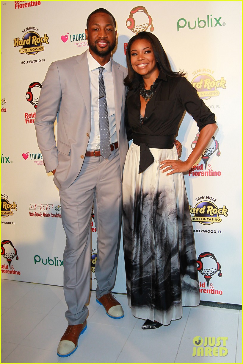 dwyane wade helps hold gabrielle union gown event 03