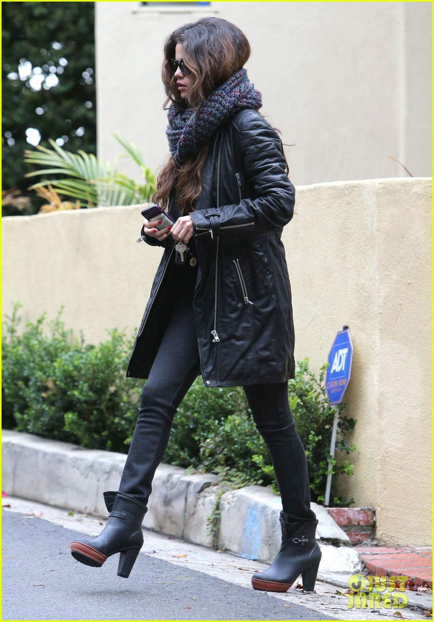 selena gomez bundles up on a rare rainy day in los angeles 03
