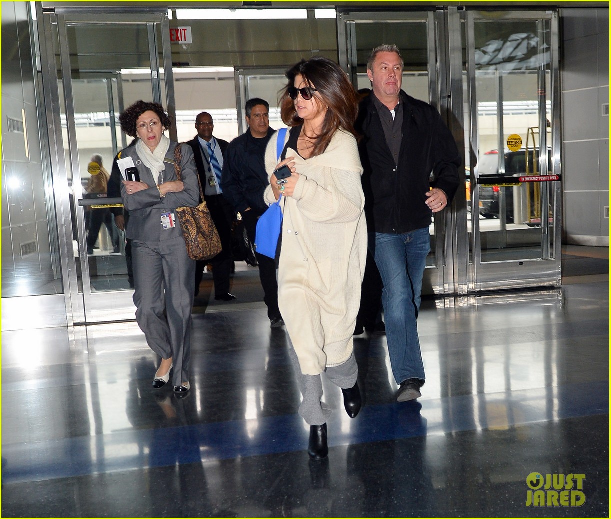 selena gomez leaves new york after lovely trip 013070575