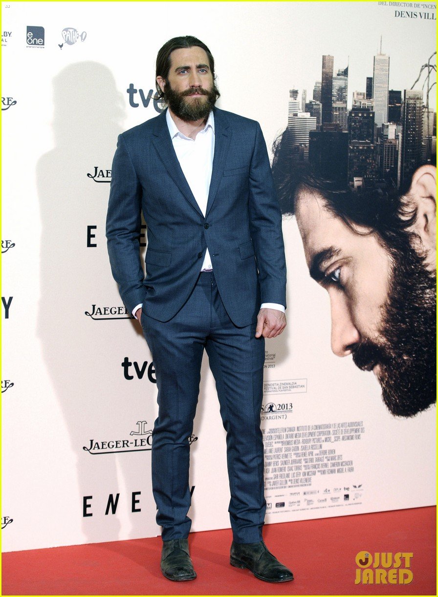 jake gyllenhaal suits up for enemy premiere in madrid 013075563