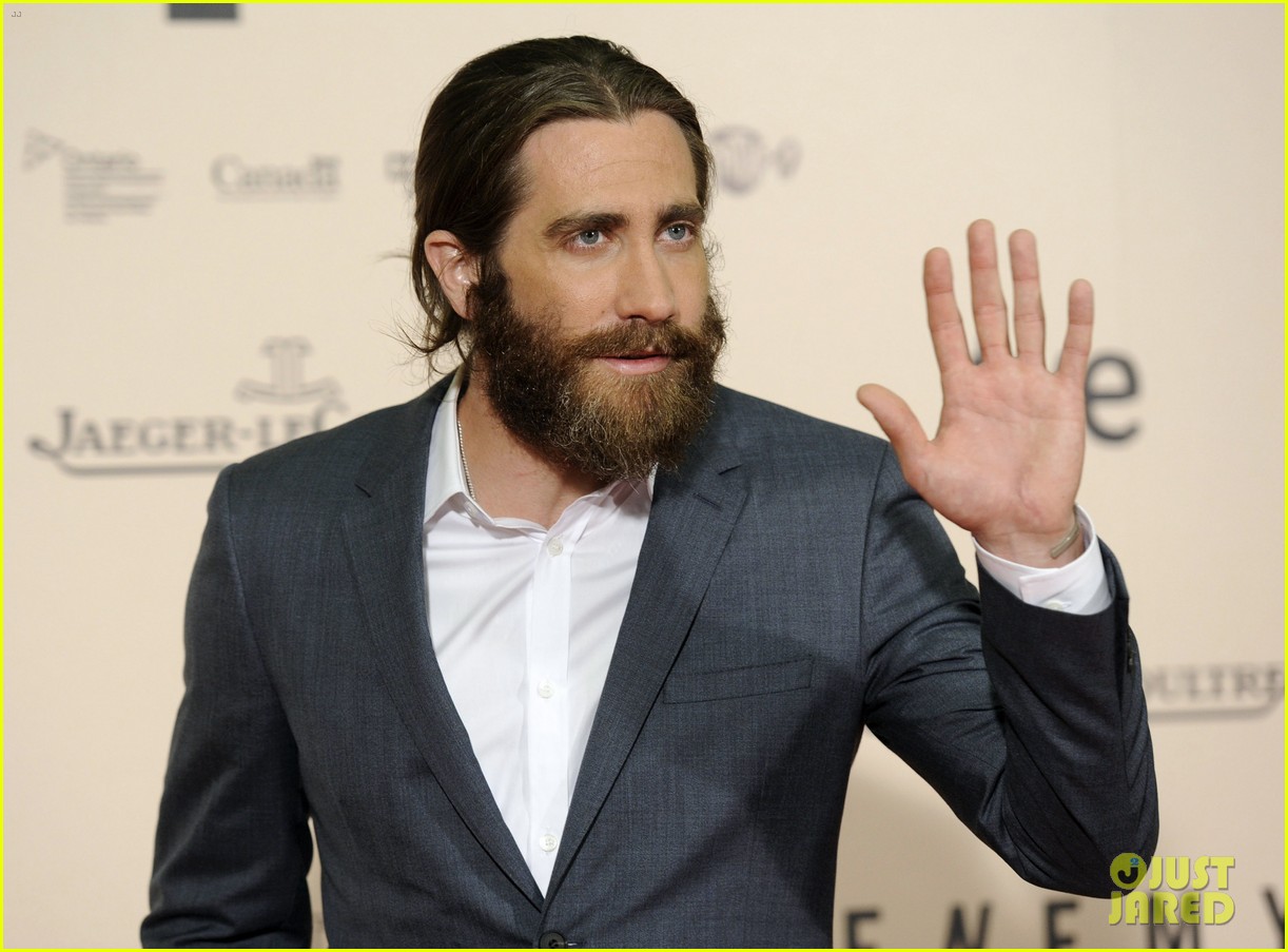 jake gyllenhaal suits up for enemy premiere in madrid 023075564