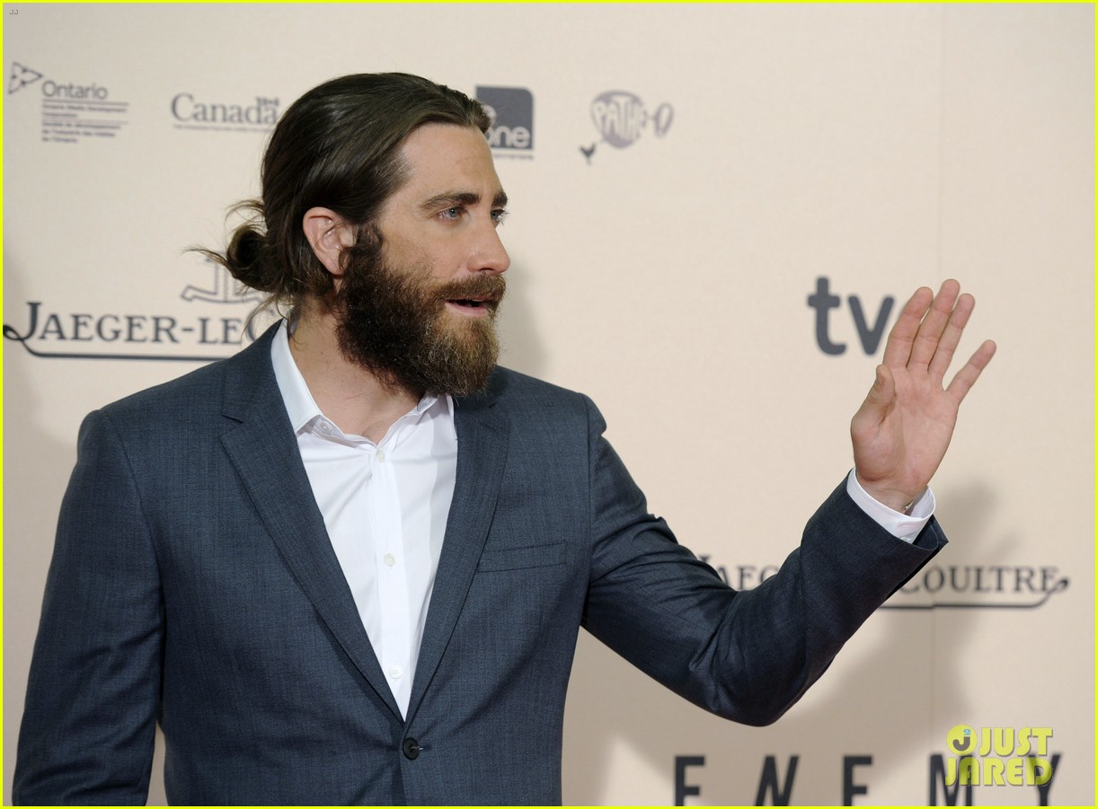 jake gyllenhaal suits up for enemy premiere in madrid 06