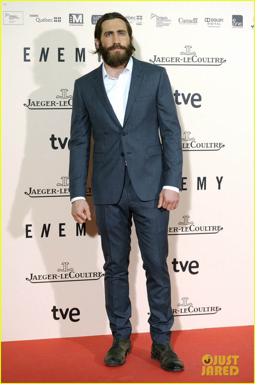 jake gyllenhaal suits up for enemy premiere in madrid 083075570