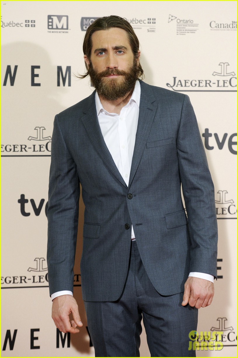 jake gyllenhaal suits up for enemy premiere in madrid 093075571