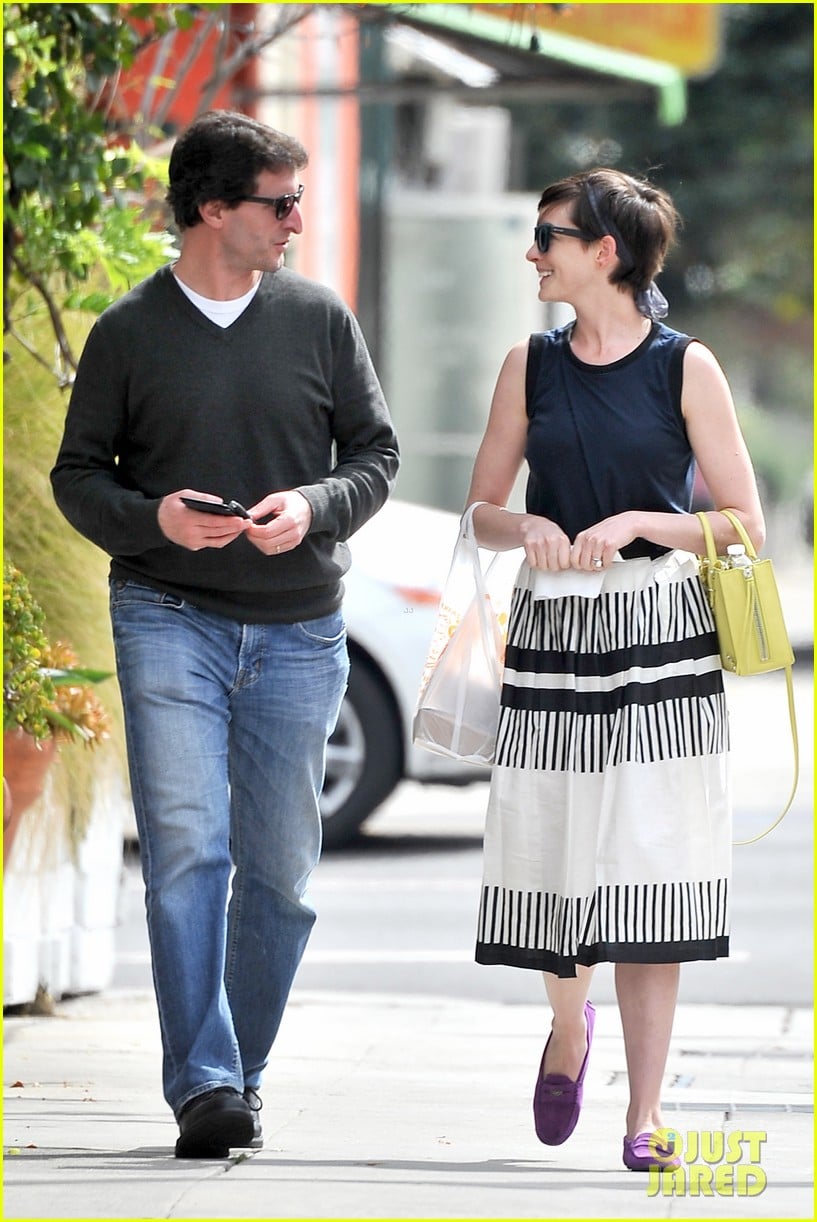 anne hathaway is black white chic for lunch with a pal 05
