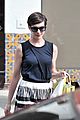 anne hathaway is black white chic for lunch with a pal 02