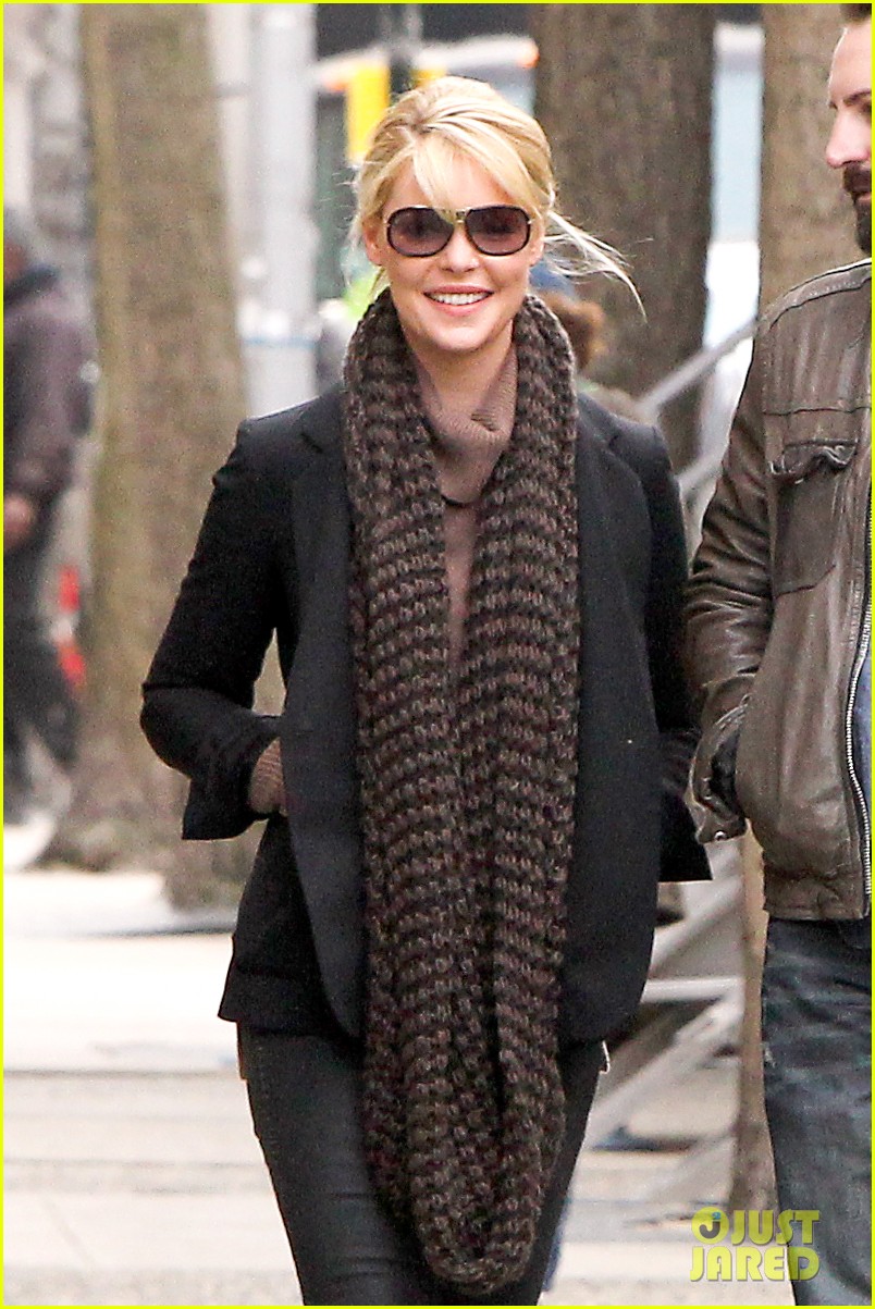 katherine heigl cannot stop smiling on state of affairs set 113078845