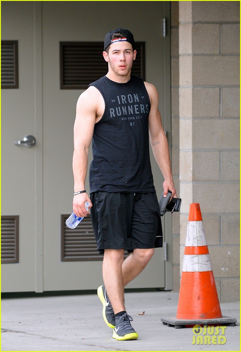 nick jonas flashes his massive biceps at the gym 013065785