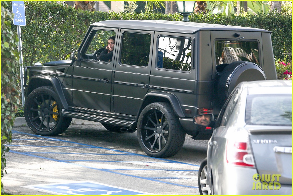 kim kardashian involved in minor car accident in beverly hills 163069993