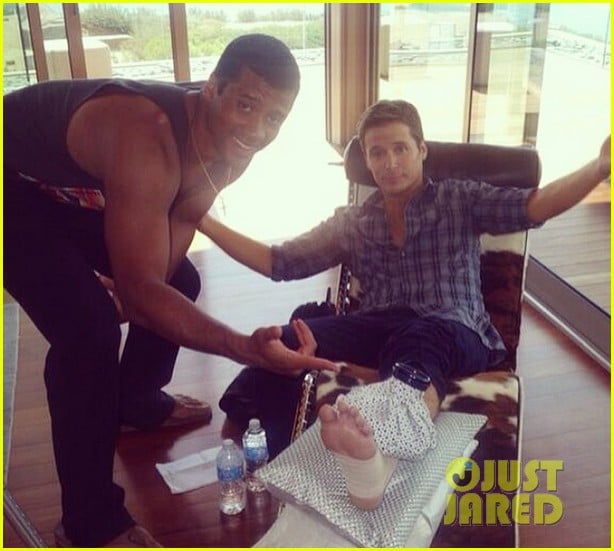 kevin connolly breaks leg while playing football with russell wilson 033078384