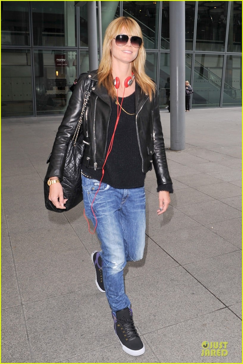 heidi klum stands out with red headphones 213070056