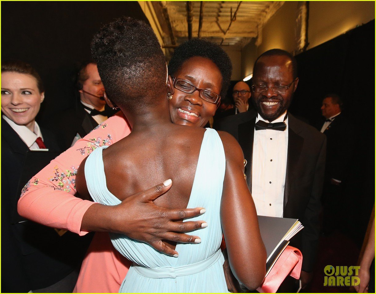jennifer lawrence tries to steal lupita nyongos oscar backstage see the funny photo 013064349