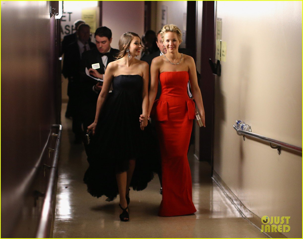 jennifer lawrence tries to steal lupita nyongos oscar backstage see the funny photo 053064353
