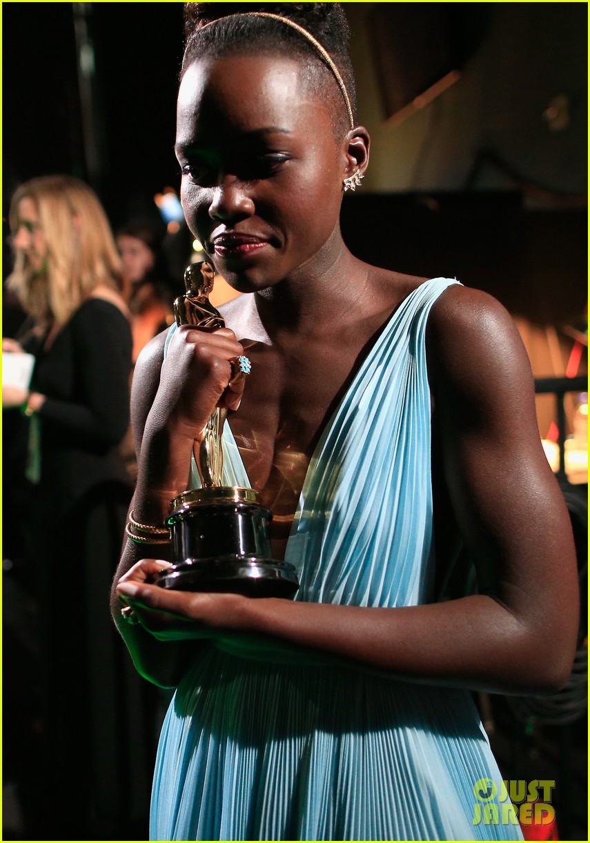 jennifer lawrence tries to steal lupita nyongos oscar backstage see the funny photo 08
