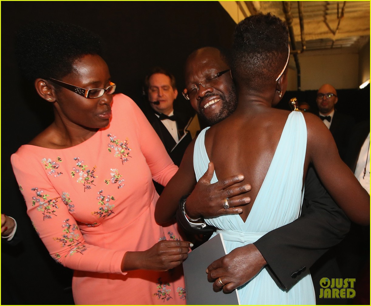 jennifer lawrence tries to steal lupita nyongos oscar backstage see the funny photo 093064357
