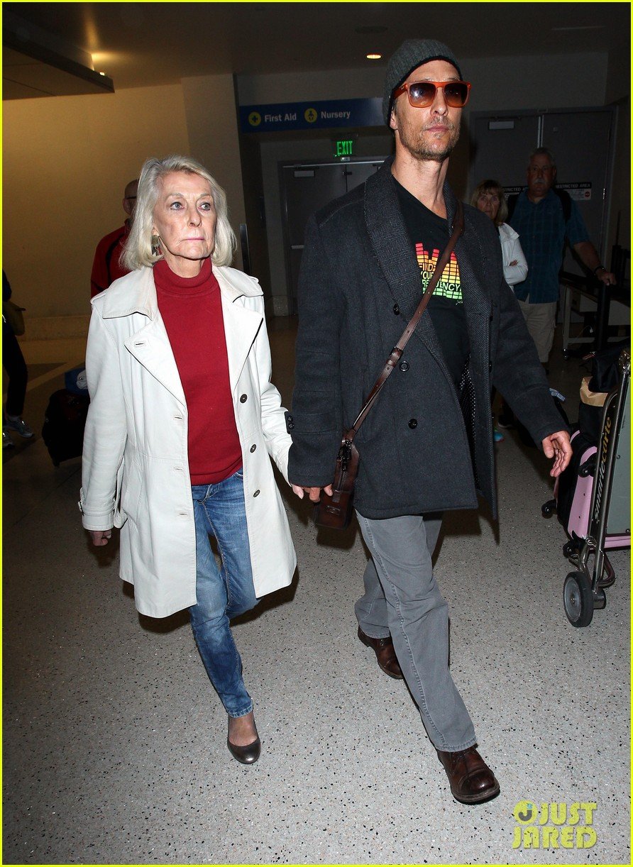 matthew mcconaughey returns from rome with mother mary in hand 023078799