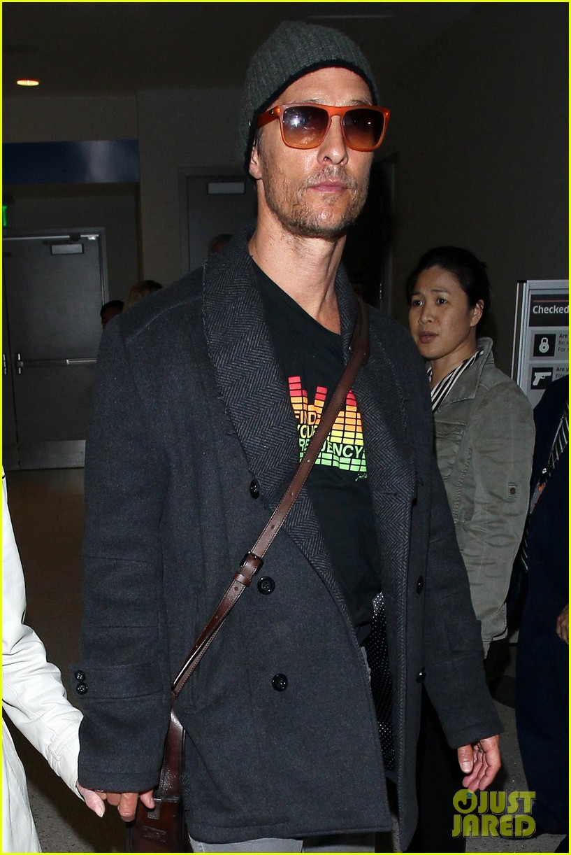 matthew mcconaughey returns from rome with mother mary in hand 043078801