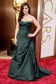 idina menzel is wicked green on the oscars 2014 red carpet 01