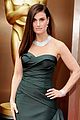 idina menzel is wicked green on the oscars 2014 red carpet 03