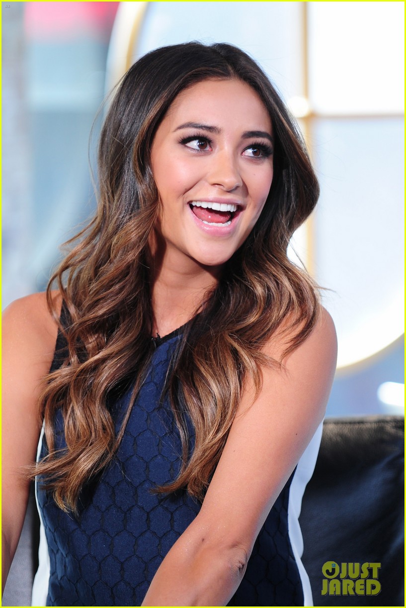 shay mitchell is very careful while live tweeting pretty little liars 18