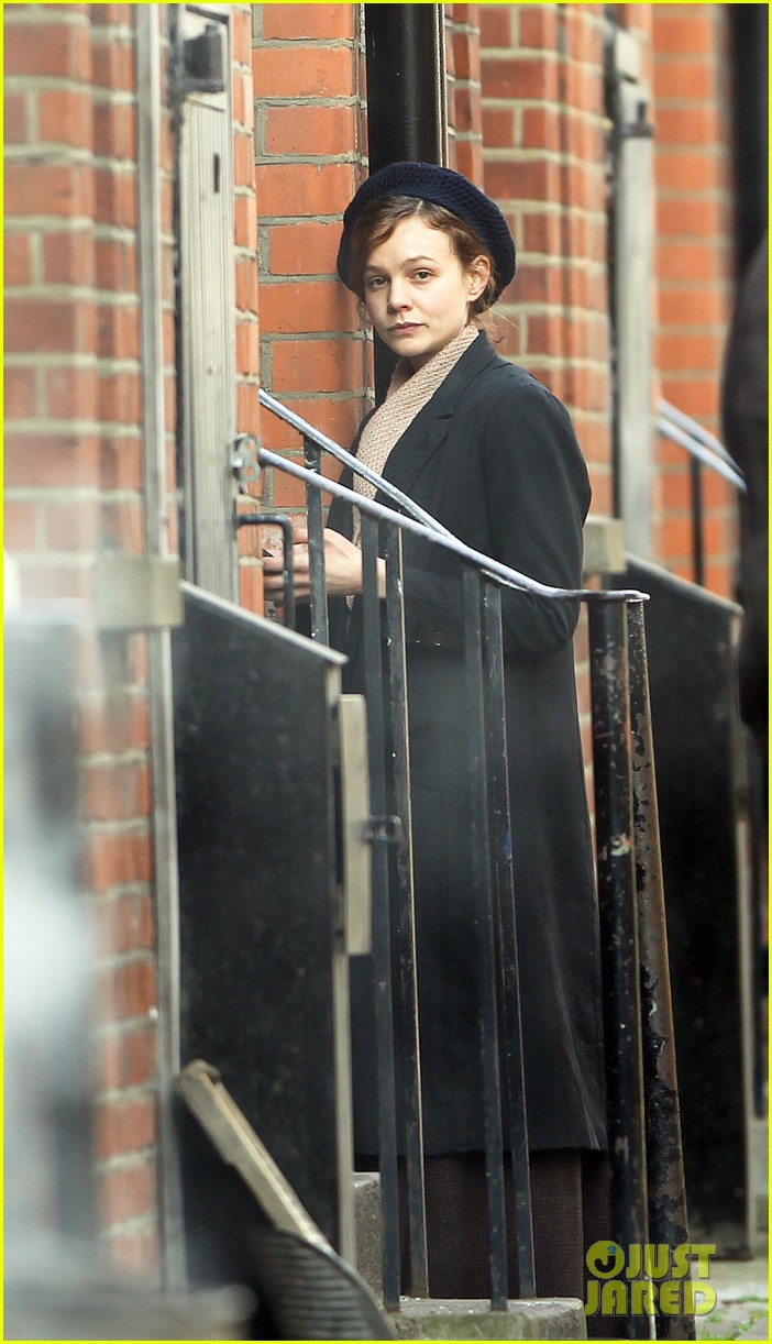carey mulligan puts on her period garb for sufragette 013071154