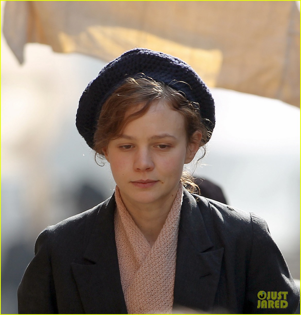 carey mulligan puts on her period garb for sufragette 29