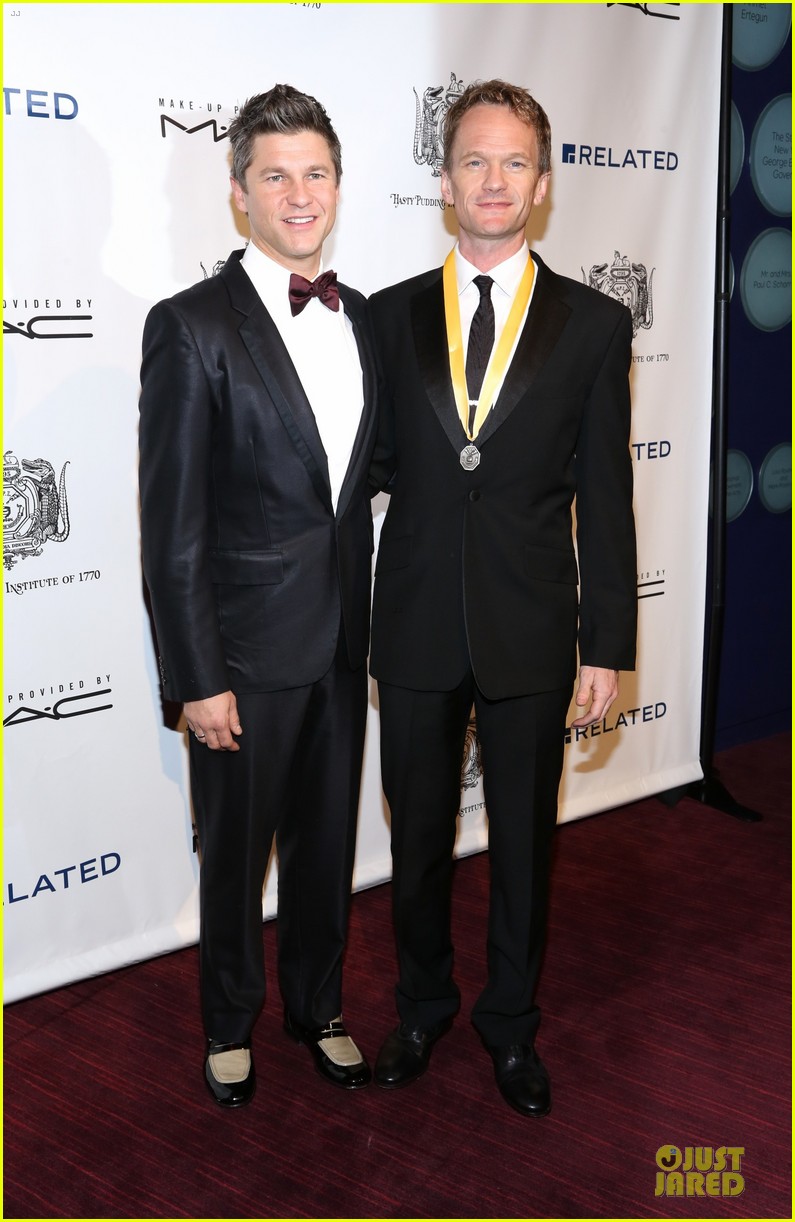 neil patrick harris honored at hasty pudding awards 033069665