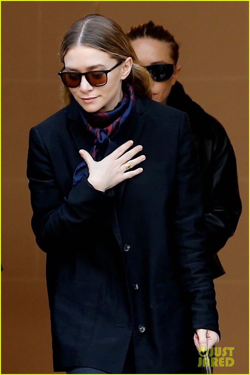 ashley olsen leads the way to louis vuitton mary kate her huge rock follow behind 08