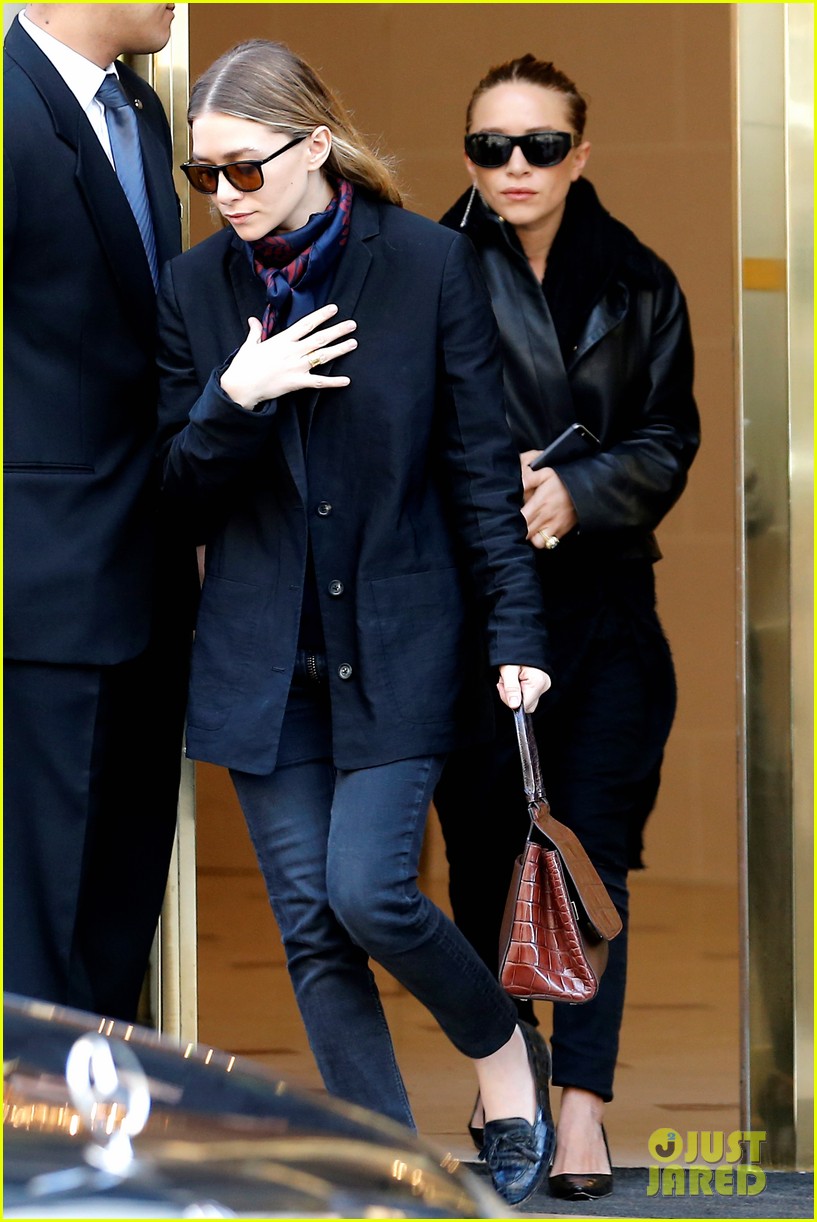 ashley olsen leads the way to louis vuitton mary kate her huge rock follow behind 093067198