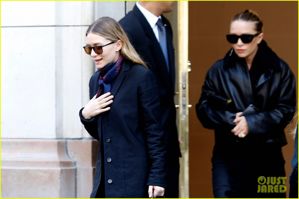 ashley olsen leads the way to louis vuitton mary kate her huge rock follow behind 103067199